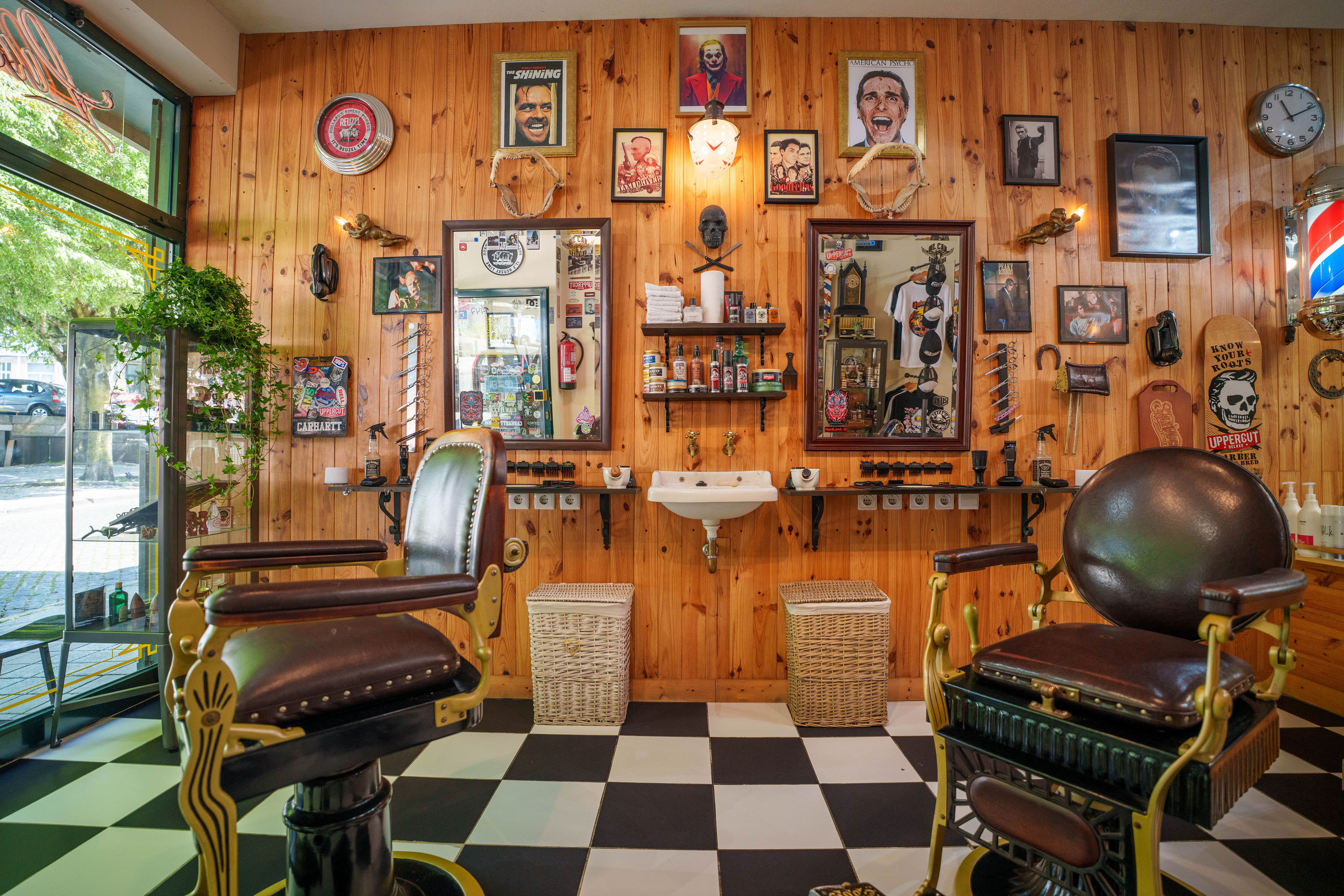 Luciffer's Hair Salon & Barbershop – Porto
Barbershop photos, hair salon images, beard grooming, haircuts, beard trims, coloring services, Luciffer's Porto, Layrite, Suavecito, Uppercut, Oil Can Grooming, Proraso, Reuzel, custom merchandise, t-shirts, caps, hoodies, Praça da Alegria 60, Bonfim, Porto.