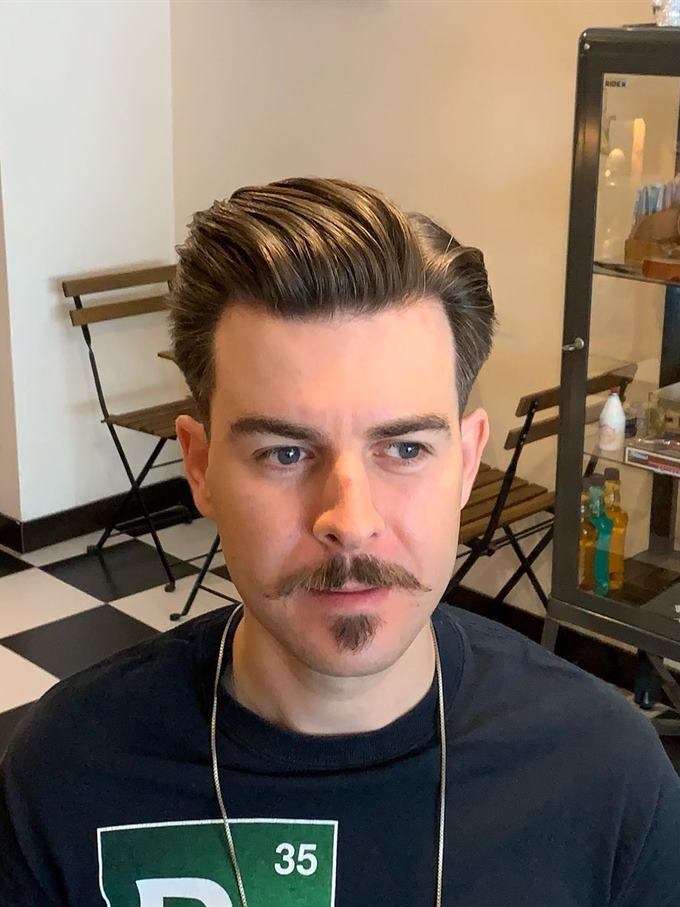 Pompadour clássico com bigode — de frente