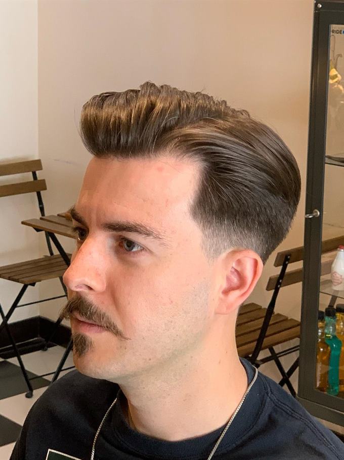 Pompadour clássico com bigode — de perfil