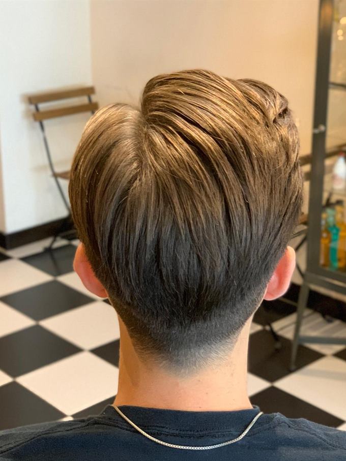 Pompadour clássico com bigode — visto de trás
