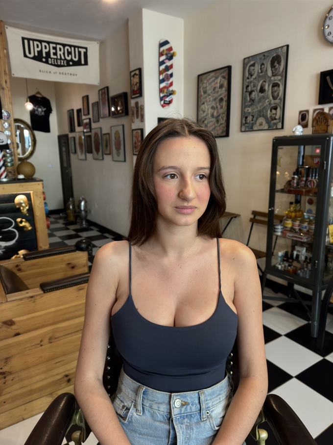 Cabelo comprido e liso com pontas aparadas — de frente