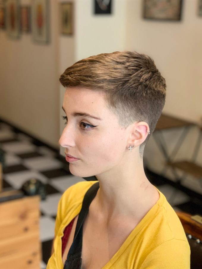 Corte pixie curto — de perfil