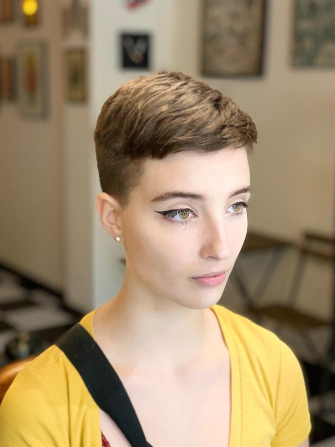 Corte pixie curto — de frente