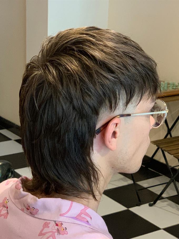 Mullet com franja e laterais curtas — visto de trás