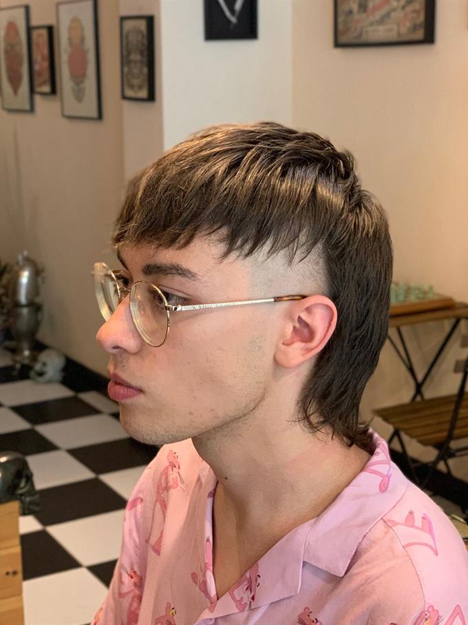 Mullet com franja e laterais curtas — de perfil