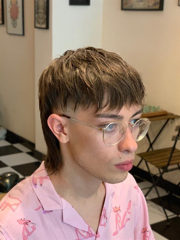 Mullet com franja e laterais curtas — de frente