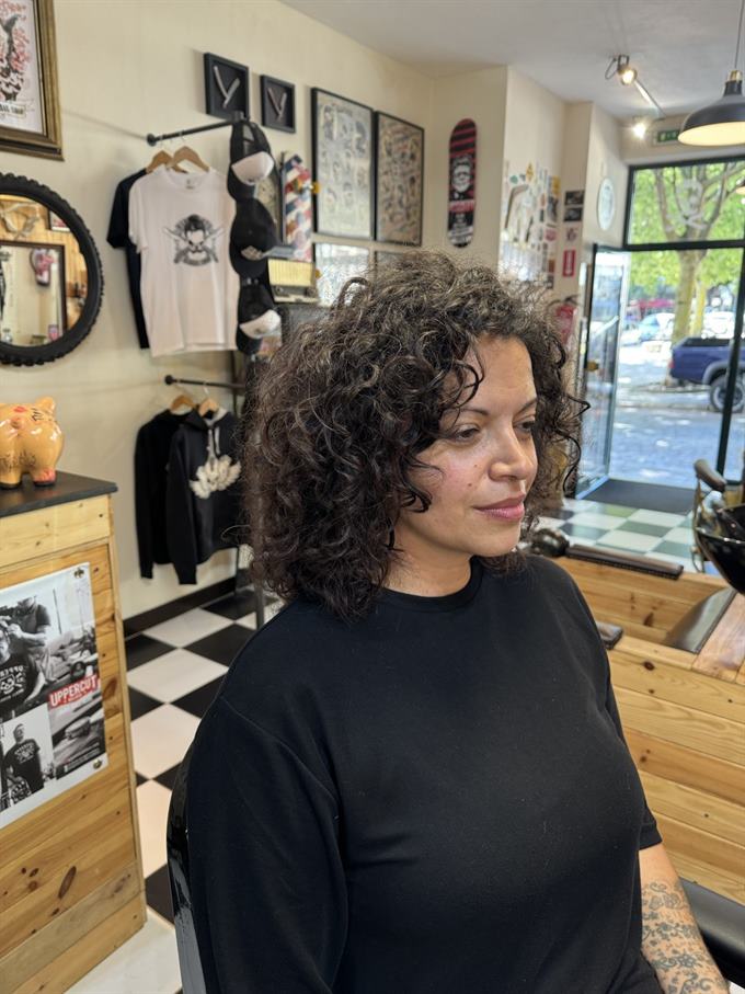 Cabelo encaracolado com camadas — de perfil