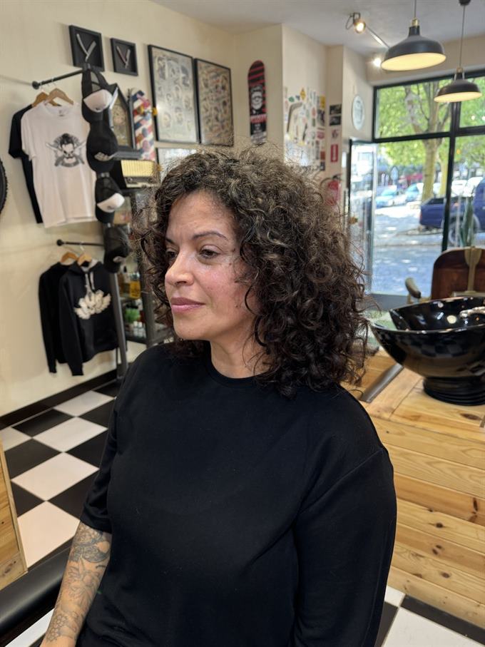 Cabelo encaracolado com camadas — de frente