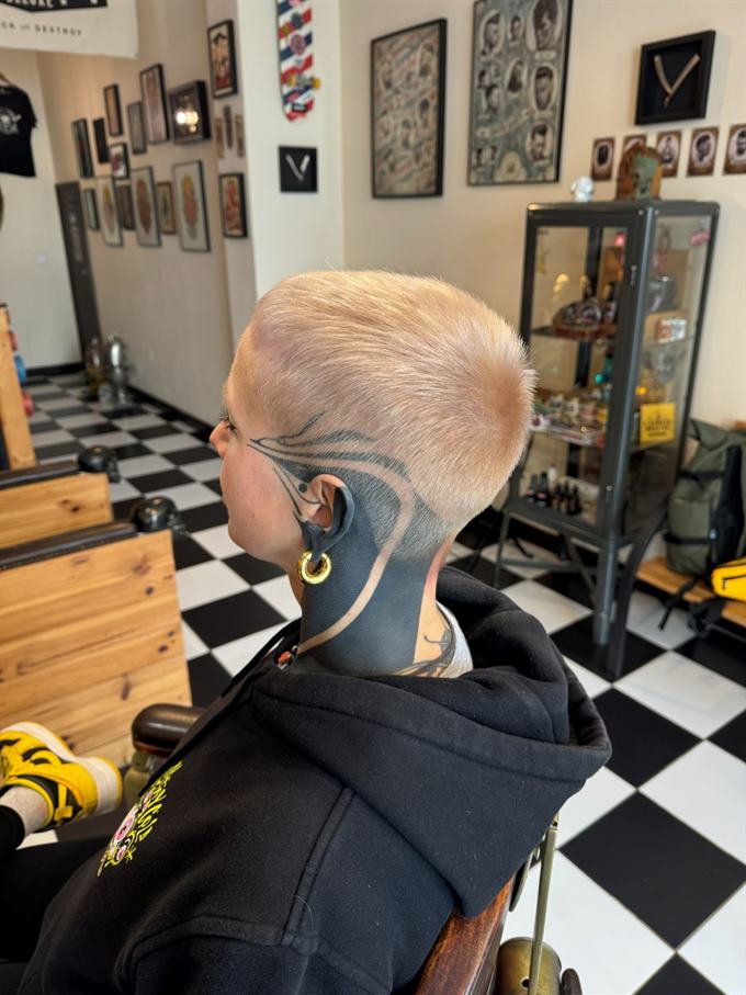 Corte rapado com desenho — de perfil
