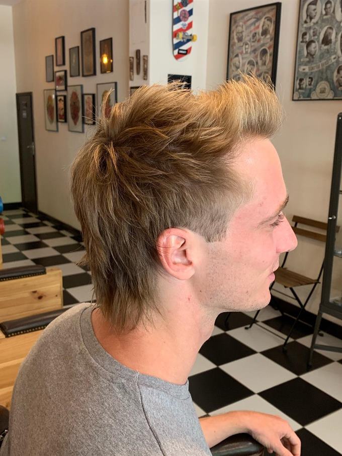 Corte texturizado com volume no topo — de perfil