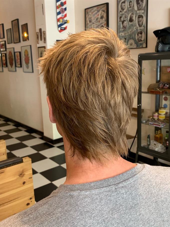 Corte texturizado com volume no topo — visto de trás