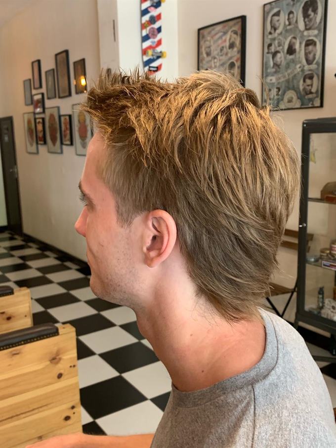 Corte texturizado com volume no topo — do outro lado
