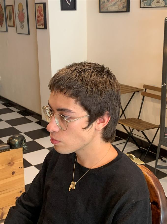 Corte curto escuro com franja — de perfil