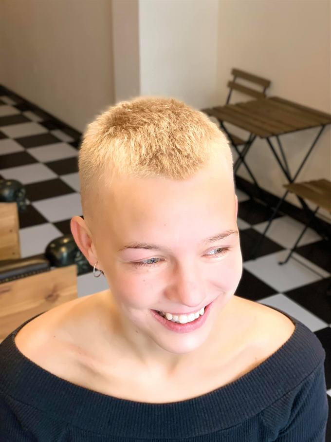 Corte rapado platinado — de frente