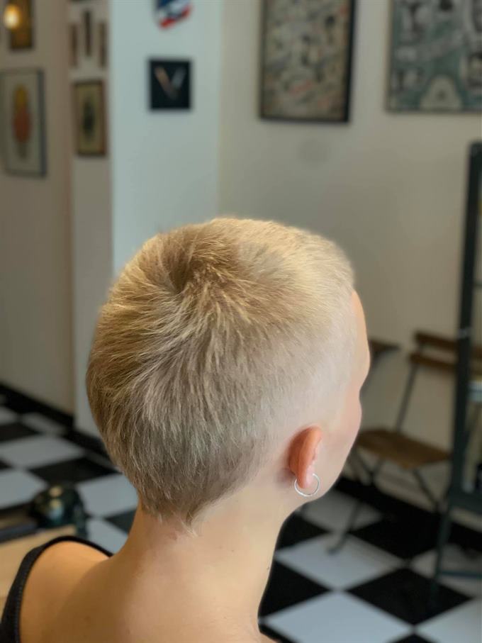 Corte rapado platinado — visto de trás