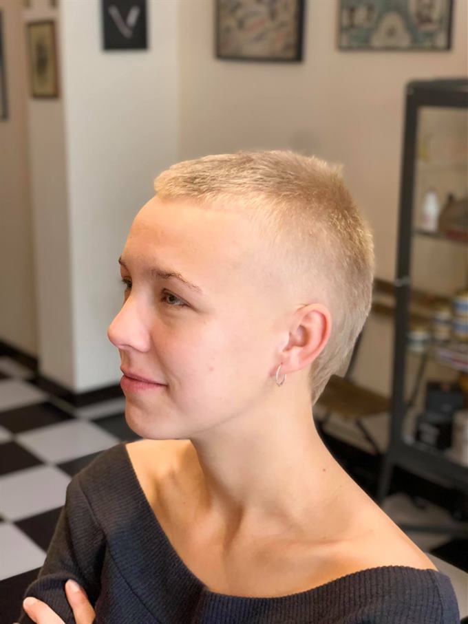 Corte rapado platinado — de perfil