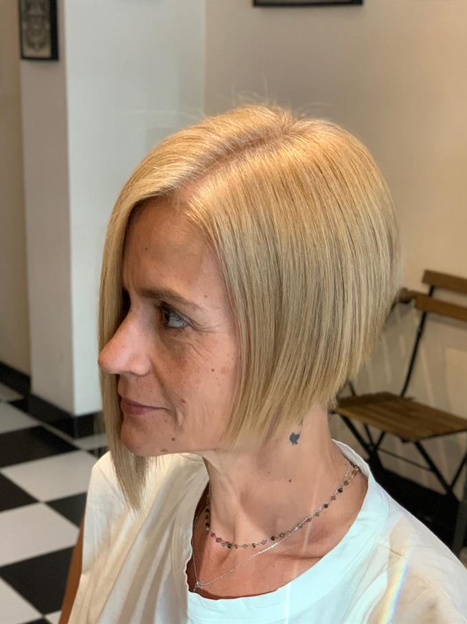 Bob loiro pelo queixo — de perfil