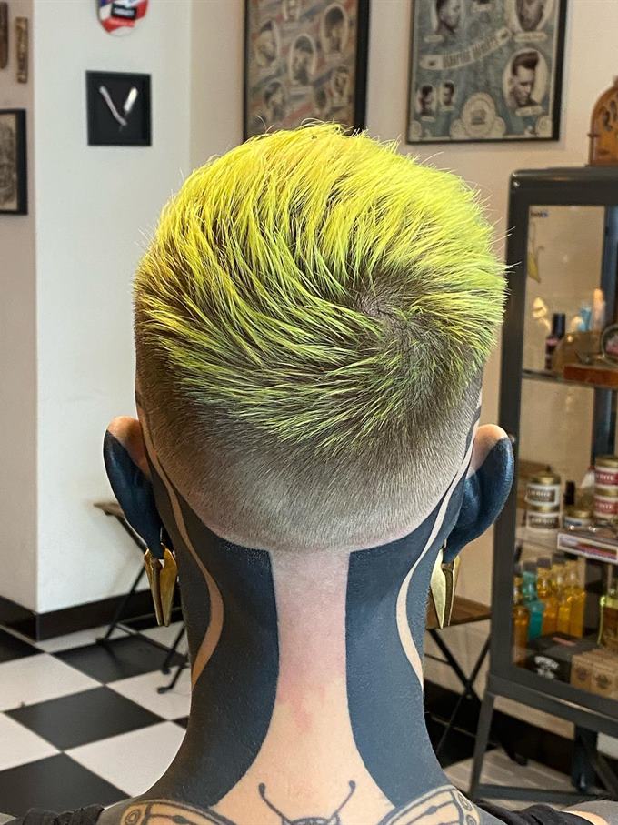 Corte curto em verde-limão com desenho rapado — visto de trás