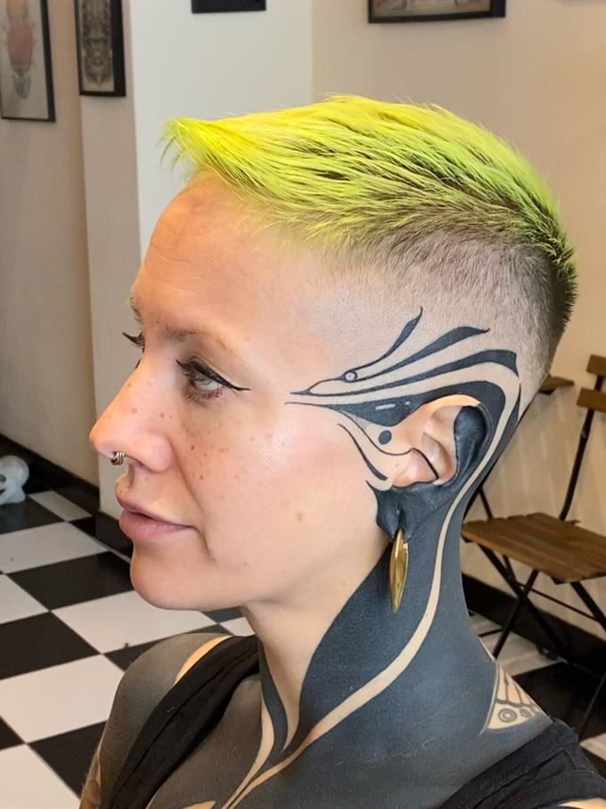 Corte curto em verde-limão com desenho rapado — de perfil