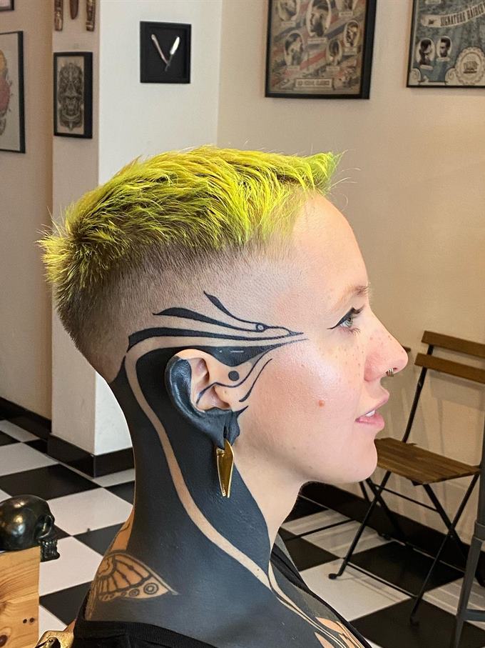 Corte curto em verde-limão com desenho rapado — do outro lado