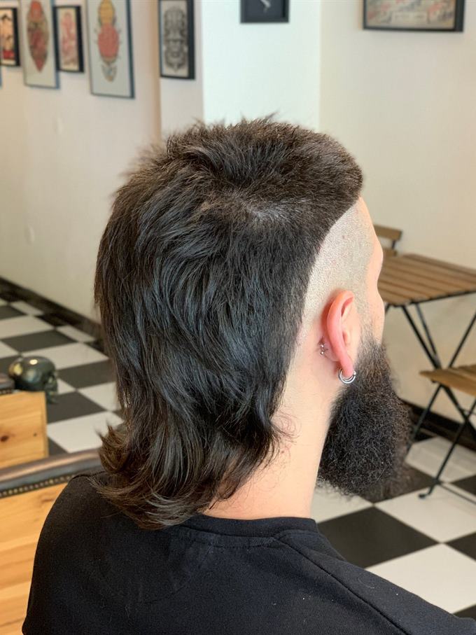 Mullet com laterais rapadas e barba cheia — visto de trás