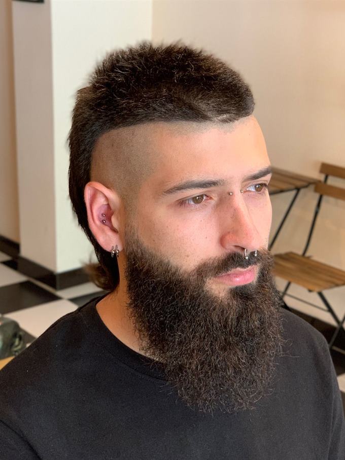 Mullet com laterais rapadas e barba cheia — de frente