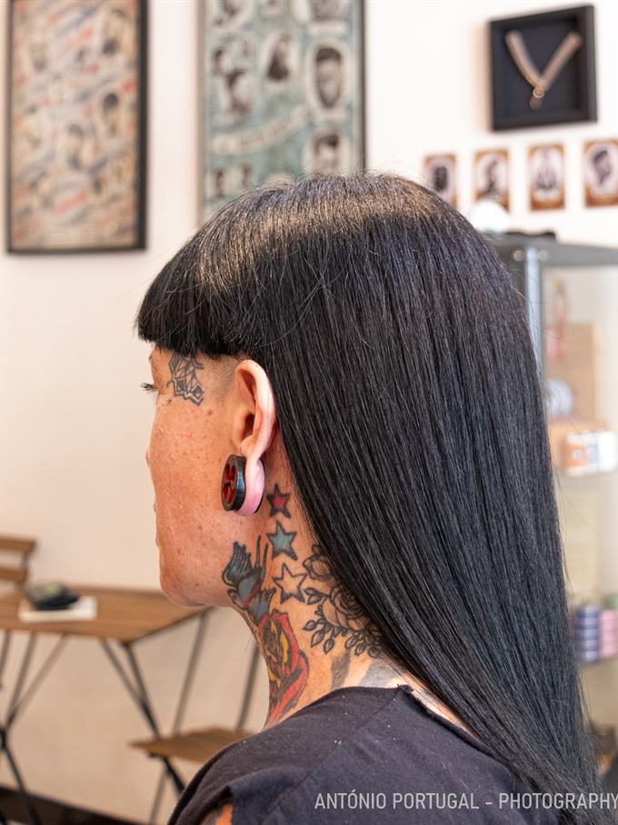 Cabelo comprido e liso com franja reta — de perfil
