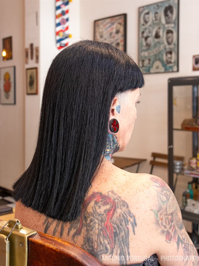 Cabelo comprido e liso com franja reta — visto de trás
