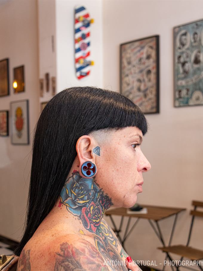 Cabelo comprido e liso com franja reta — de frente