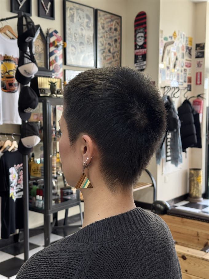 Corte rapado muito curto — visto de trás