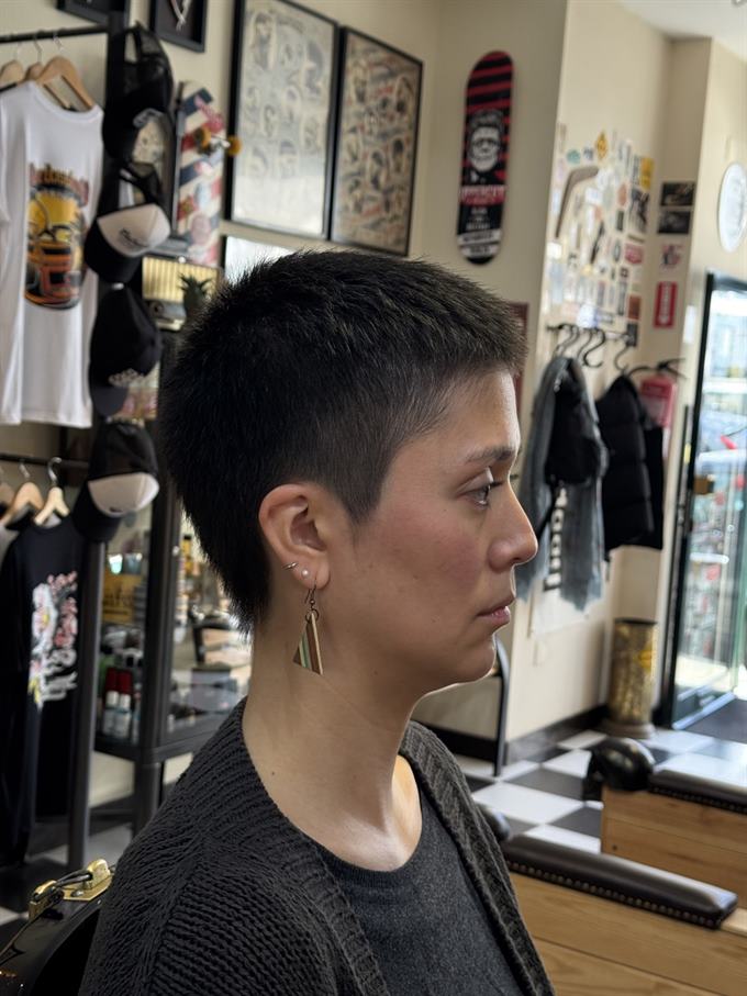 Corte rapado muito curto — de perfil