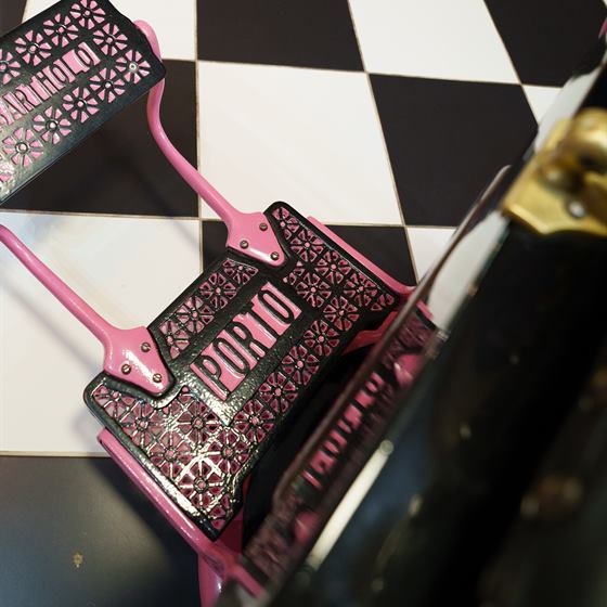 Pormenor cor-de-rosa sobre o chão aos quadrados