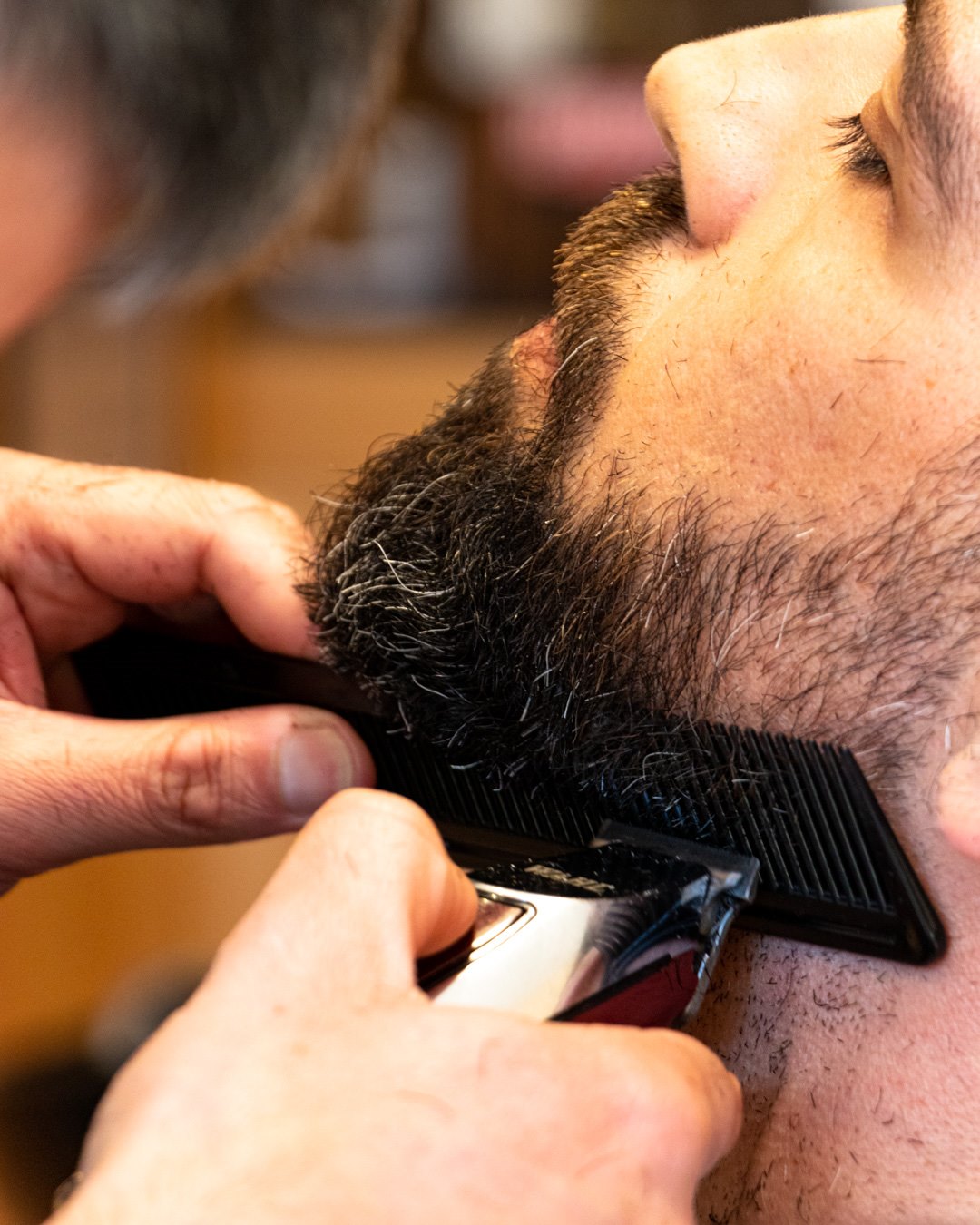 Barba aparada com máquina